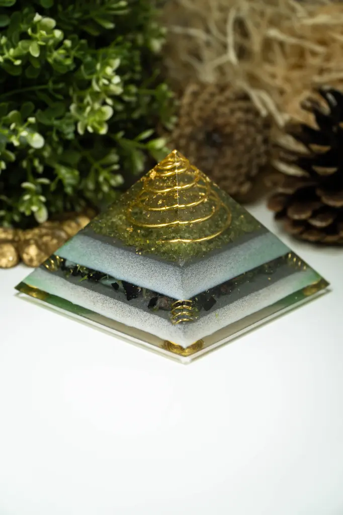 Gizeh Orgonit Pyramide "Goldene Balance des Waldes"