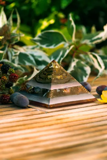 [SGOP-250704-04] Gizeh Orgonit Pyramide "Larethiel"