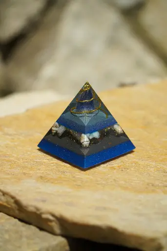 [COP-240726-01​​​​​​​] Classic Orgonit Pyramide "Tiefseeleuchten" 