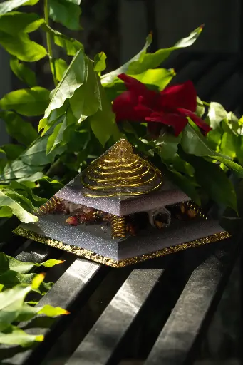 [GOP-240830-02I] Gizeh Orgonite Pyramid "Amethystrose"