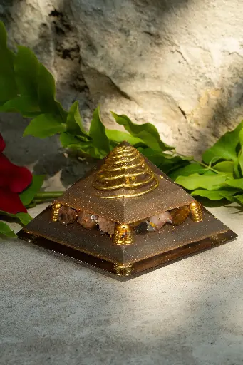 [GOP-240830-05] Gizeh Orgonit Pyramide "Golden Guardian"